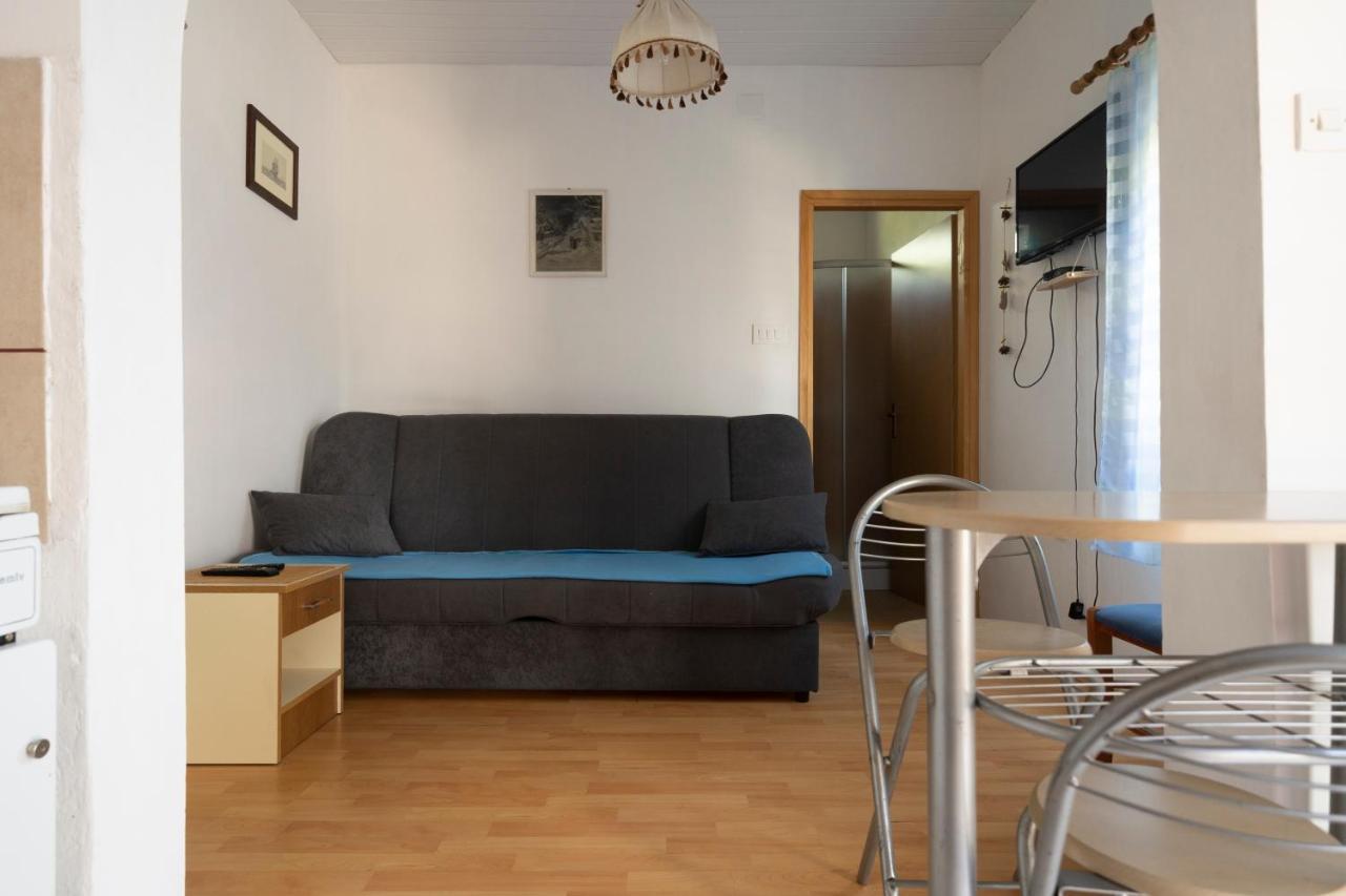 Studio Apartman Ema 2 Gornji Karin Exterior photo